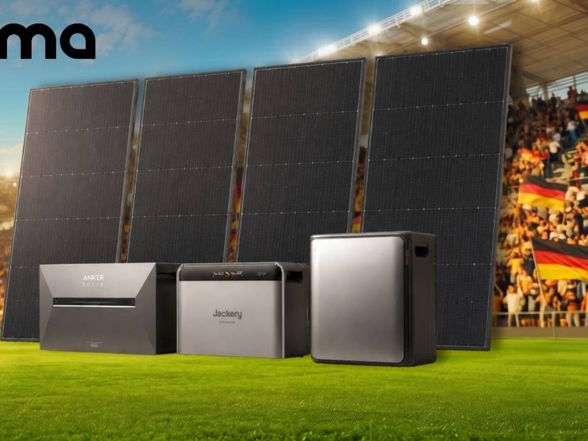 Bild von Yuma: Drei Heimspeicher-Geräte von Anker Solix, EcoFlow und Jackery sowie vier schwarze Solarmodule vor einem vollbesetzten Fußballstadion mit Deutschland-Fahnen im Hintergrund.