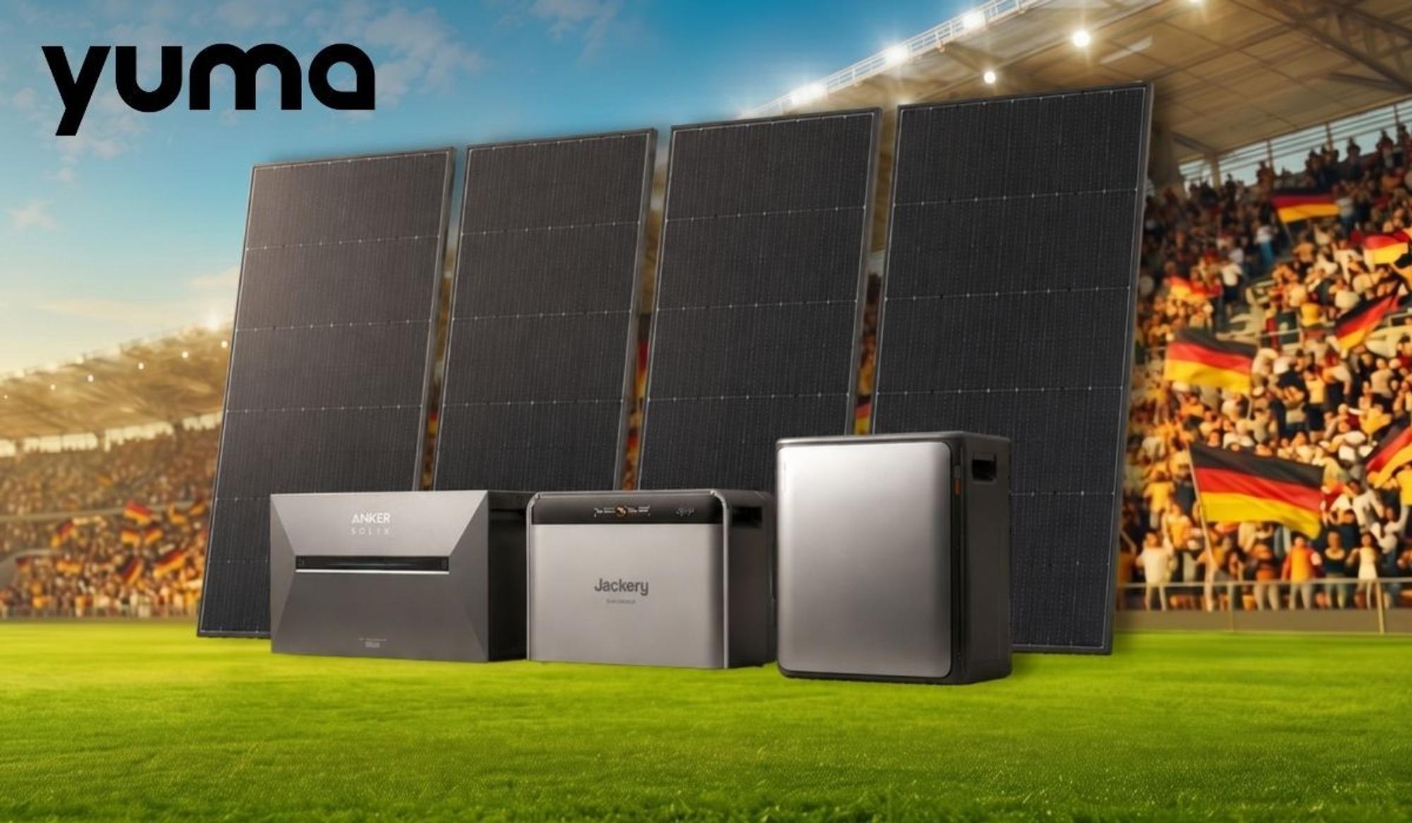 Bild von Yuma: Drei Heimspeicher-Geräte von Anker Solix, EcoFlow und Jackery sowie vier schwarze Solarmodule vor einem vollbesetzten Fußballstadion mit Deutschland-Fahnen im Hintergrund.
