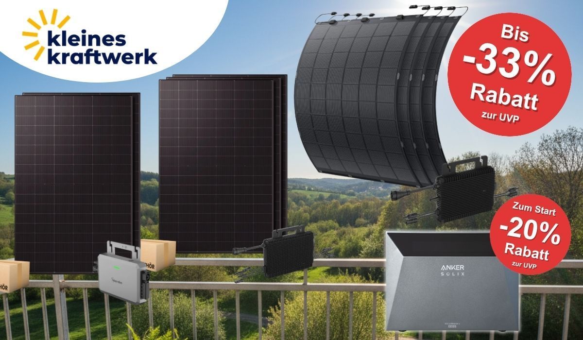 Verschiedene Balkonkraftwerk-Sets von Kleines Kraftwerk auf einem Balkon vor grüner Landschaft: links starre bifaziale Solarmodule mit Hoymiles-Wechselrichter, mittig und rechts flexible TopCon-Module, unten rechts ein Anker SOLIX 4 Speicher. Oben links das Logo von Kleines Kraftwerk.