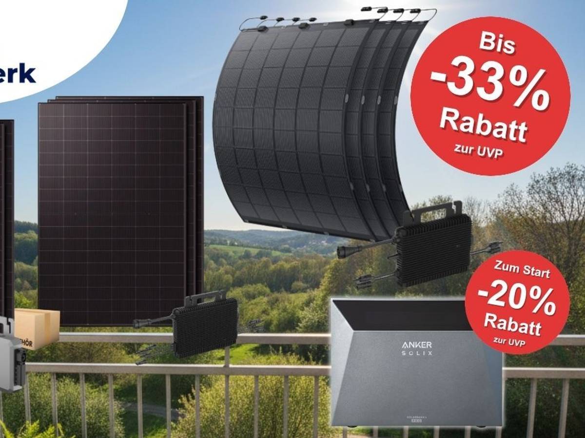 Verschiedene Balkonkraftwerk-Sets von Kleines Kraftwerk auf einem Balkon vor grüner Landschaft: links starre bifaziale Solarmodule mit Hoymiles-Wechselrichter, mittig und rechts flexible TopCon-Module, unten rechts ein Anker SOLIX 4 Speicher. Oben links das Logo von Kleines Kraftwerk.