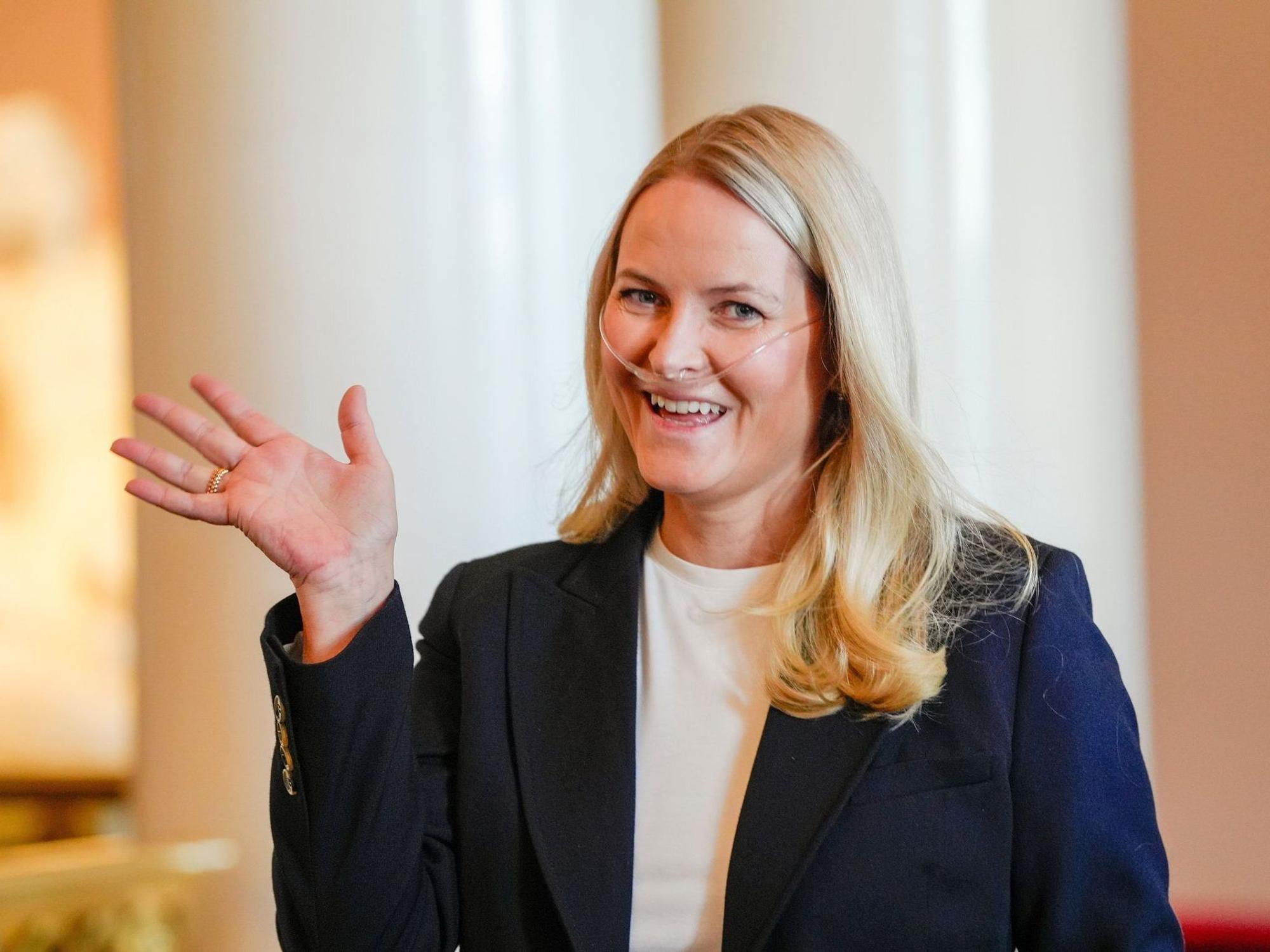 Mette-Marit mit Sauerstoffgerät bei offiziellem Termin