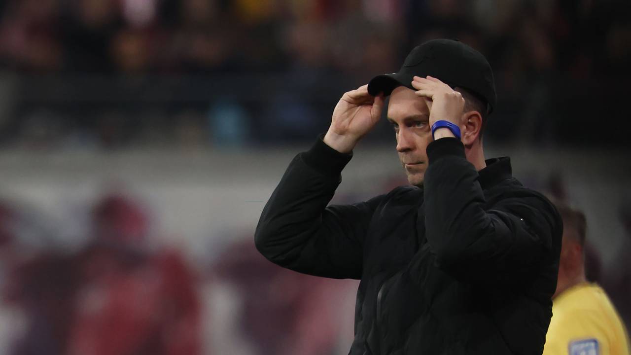 Ole Werner fasst sich an seine Kappe.