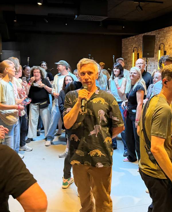 Kasalla singt im eigenen Brauhaus zwischen den Gästen.