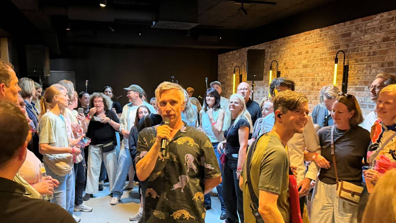 Kasalla singt im eigenen Brauhaus zwischen den Gästen.