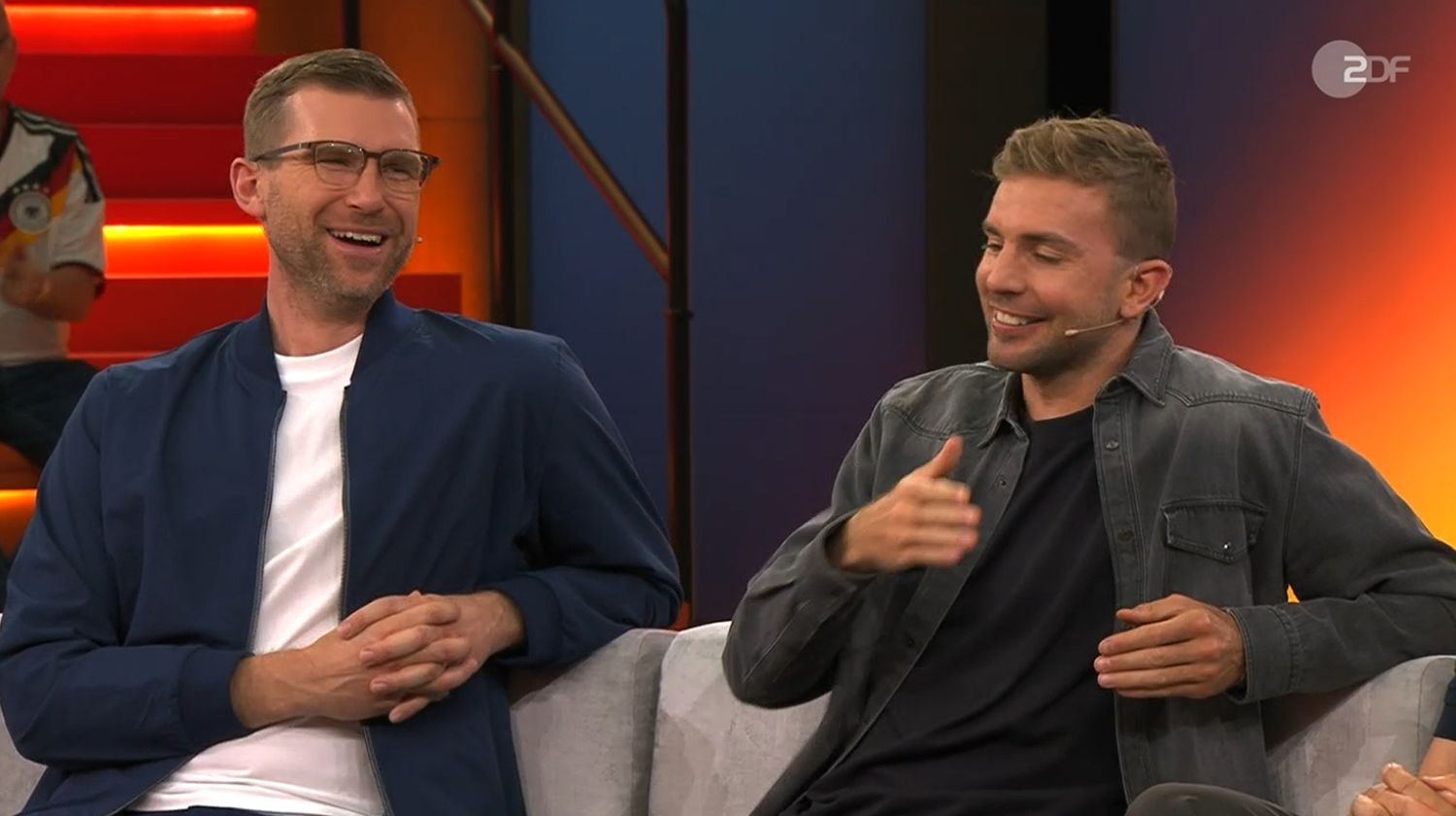 Per Mertesacker und Christoph Kramer lachen im ZDF-WM-Studio in Mainz.