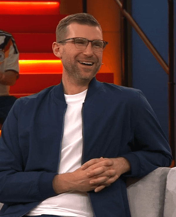Per Mertesacker und Christoph Kramer lachen im ZDF-WM-Studio in Berlin.