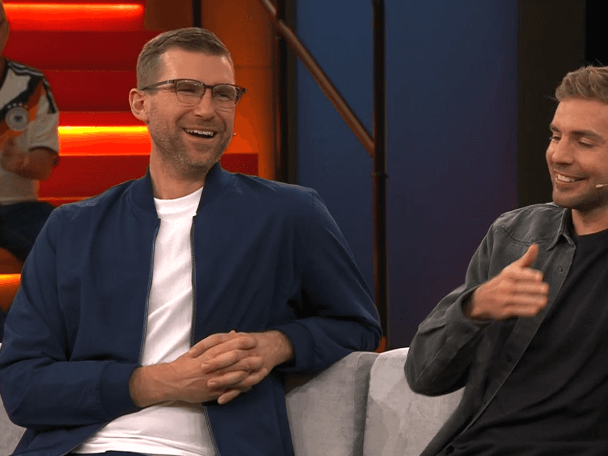 Per Mertesacker und Christoph Kramer lachen im ZDF-WM-Studio in Mainz.