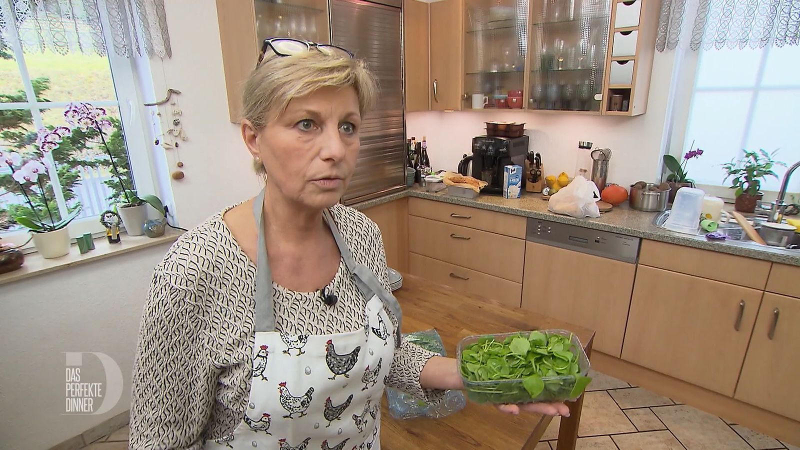 Während die Gäste noch grübeln, was wohl dieser Portulak sein soll, hält Ute einen Vortrag über das gesunde Gemüse.
 (Bild: RTL)