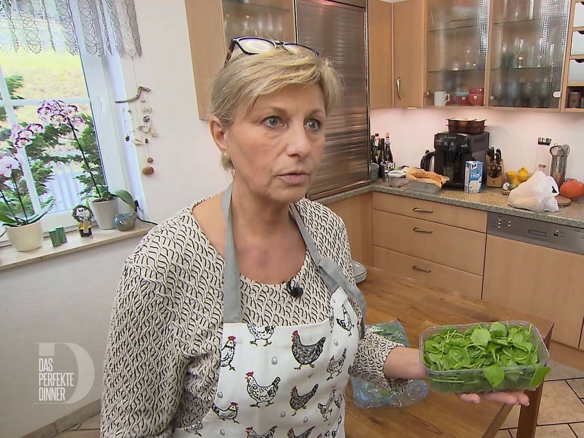 Während die Gäste noch grübeln, was wohl dieser Portulak sein soll, hält Ute einen Vortrag über das gesunde Gemüse.
(Bild: RTL)
