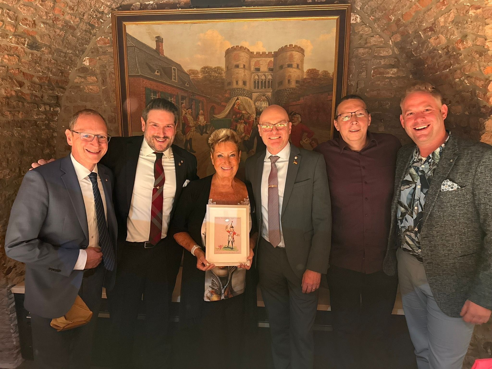 Die Roten Funken zusammen mit Marita Köllner.