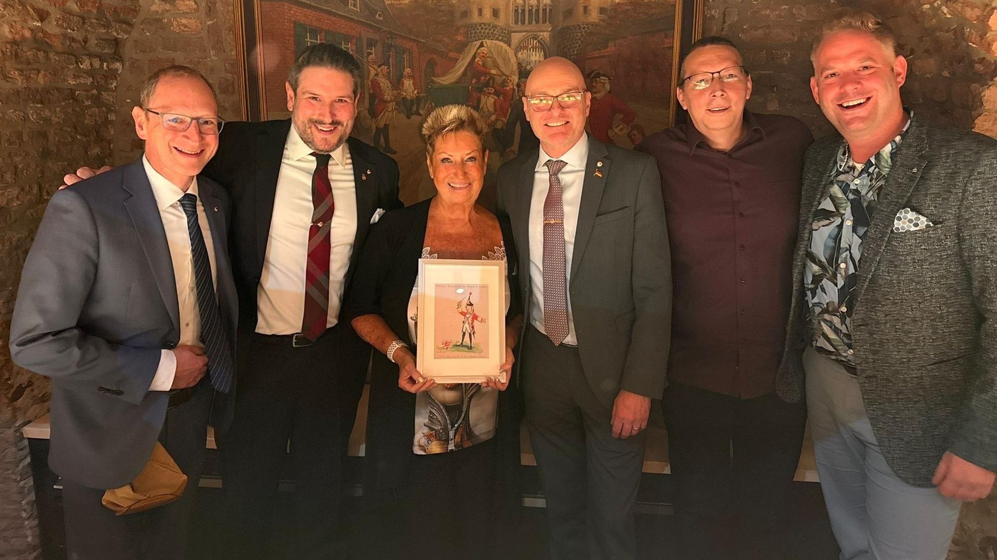 Die Roten Funken zusammen mit Marita Köllner.