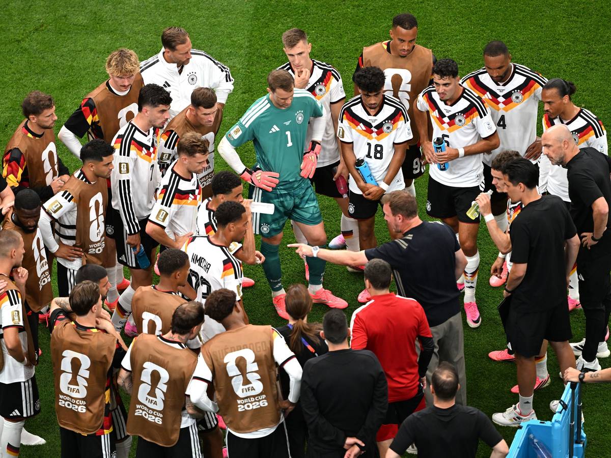 Die deutsche Nationalmannschaft bespricht sich während einer Trinkpause.