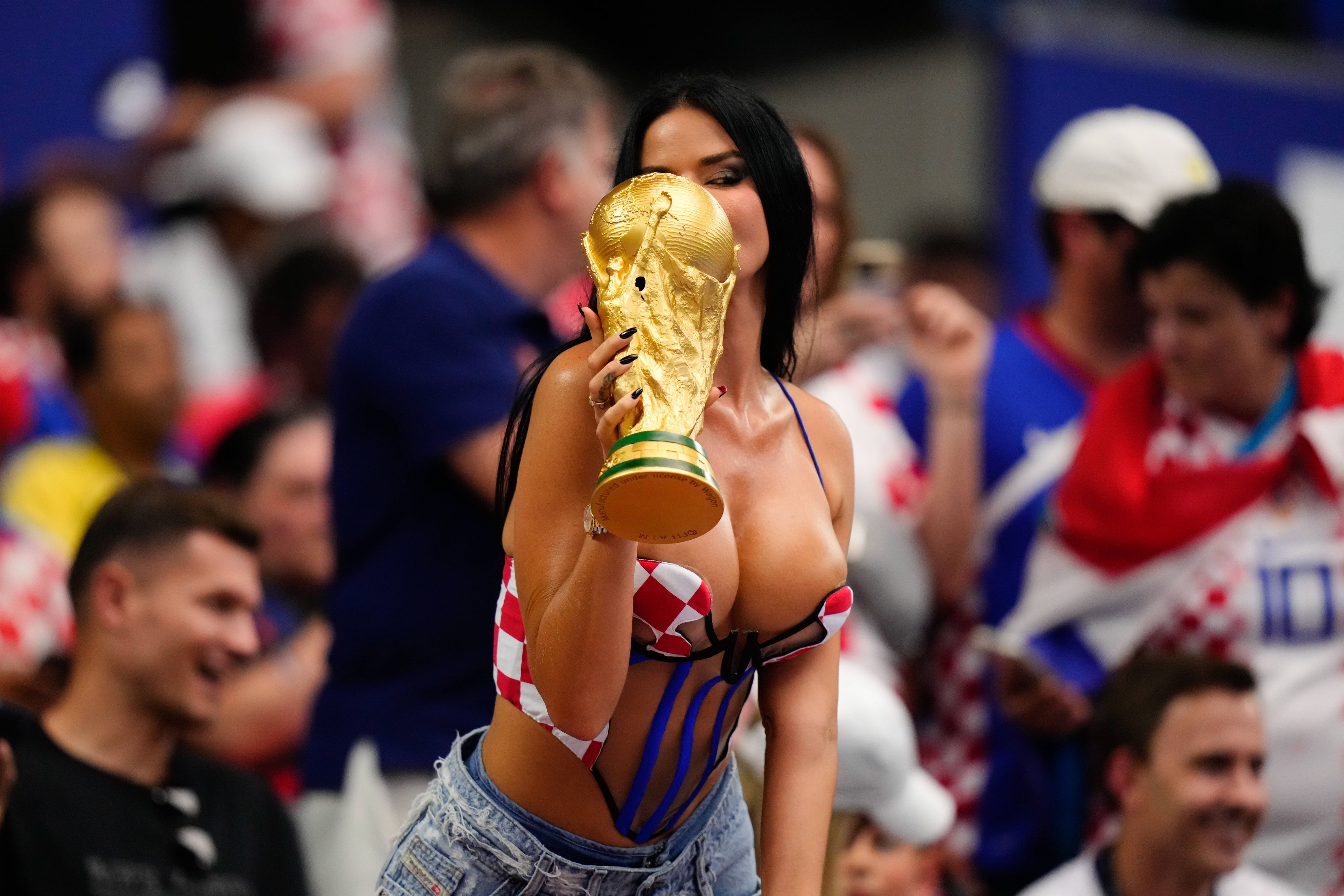 Ivana Knöll küsst auf der Tribüne eine Replik des WM-Pokals.