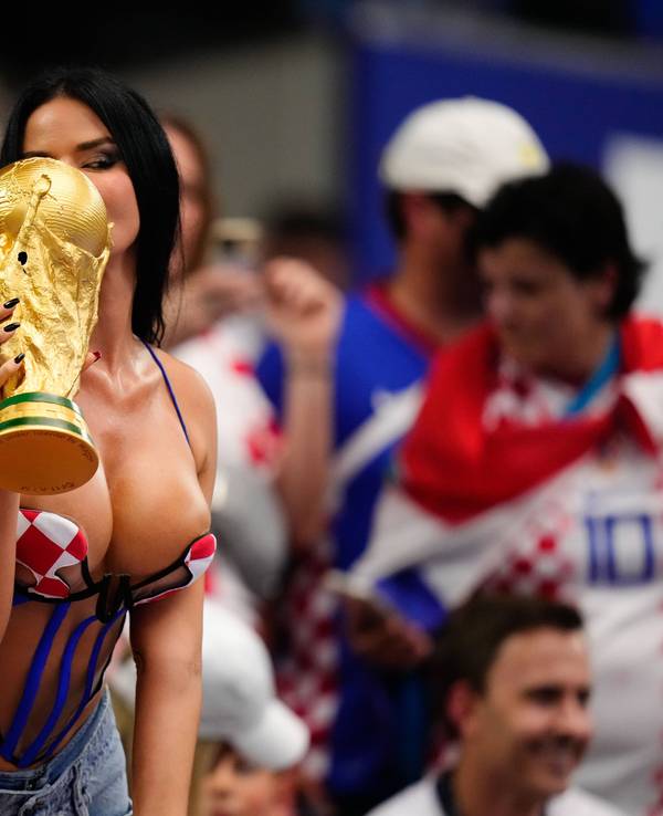Ivana Knöll küsst auf der Tribüne eine Replik des WM-Pokals.