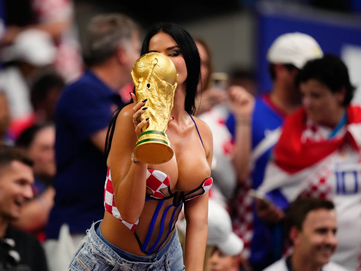 Ivana Knöll küsst auf der Tribüne eine Replik des WM-Pokals.