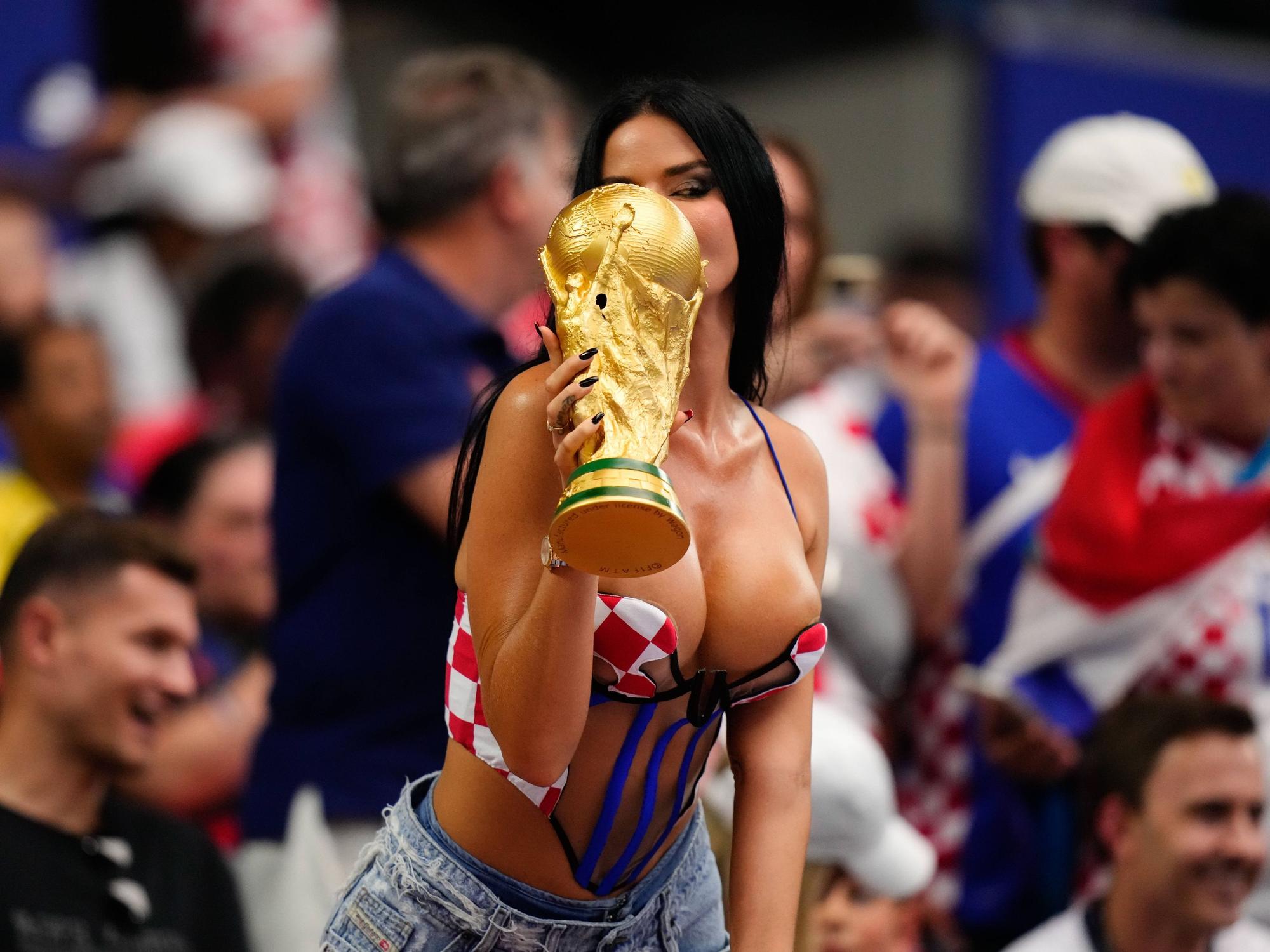 Ivana Knöll küsst auf der Tribüne eine Replik des WM-Pokals.