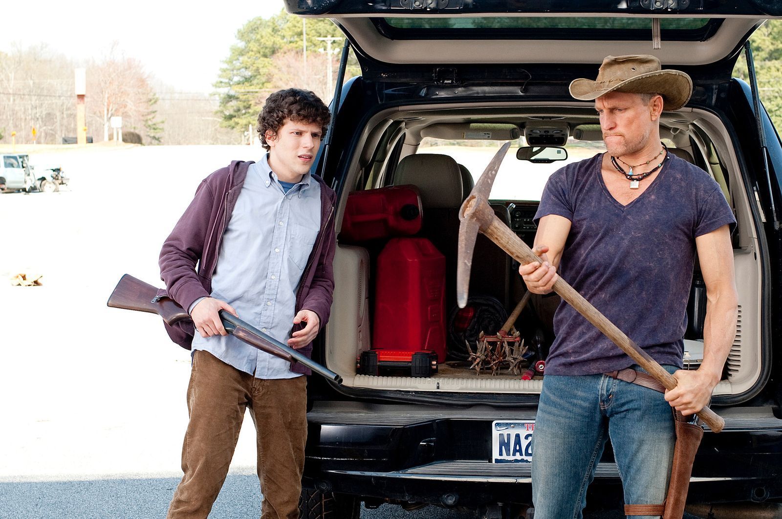 Auf das Werkzeug kommt es an: Mit Knarre und Spitzhacke gehen Columbus (Jesse Eisenberg, links) und Tallahassee (Woody Harrelson) auf Zombie-Jagd.  (Bild: ZDF/Glen Wilson)