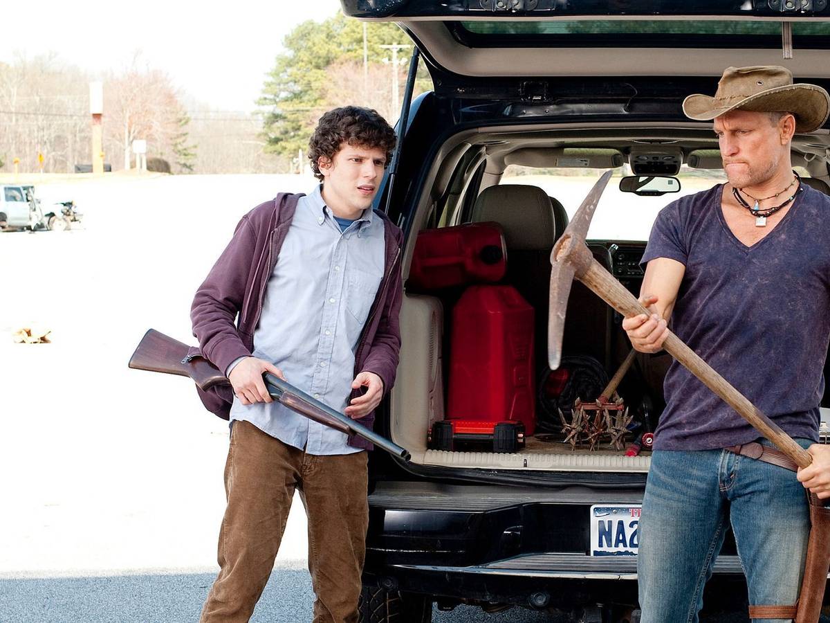 Auf das Werkzeug kommt es an: Mit Knarre und Spitzhacke gehen Columbus (Jesse Eisenberg, links) und Tallahassee (Woody Harrelson) auf Zombie-Jagd. (Bild: ZDF/Glen Wilson)