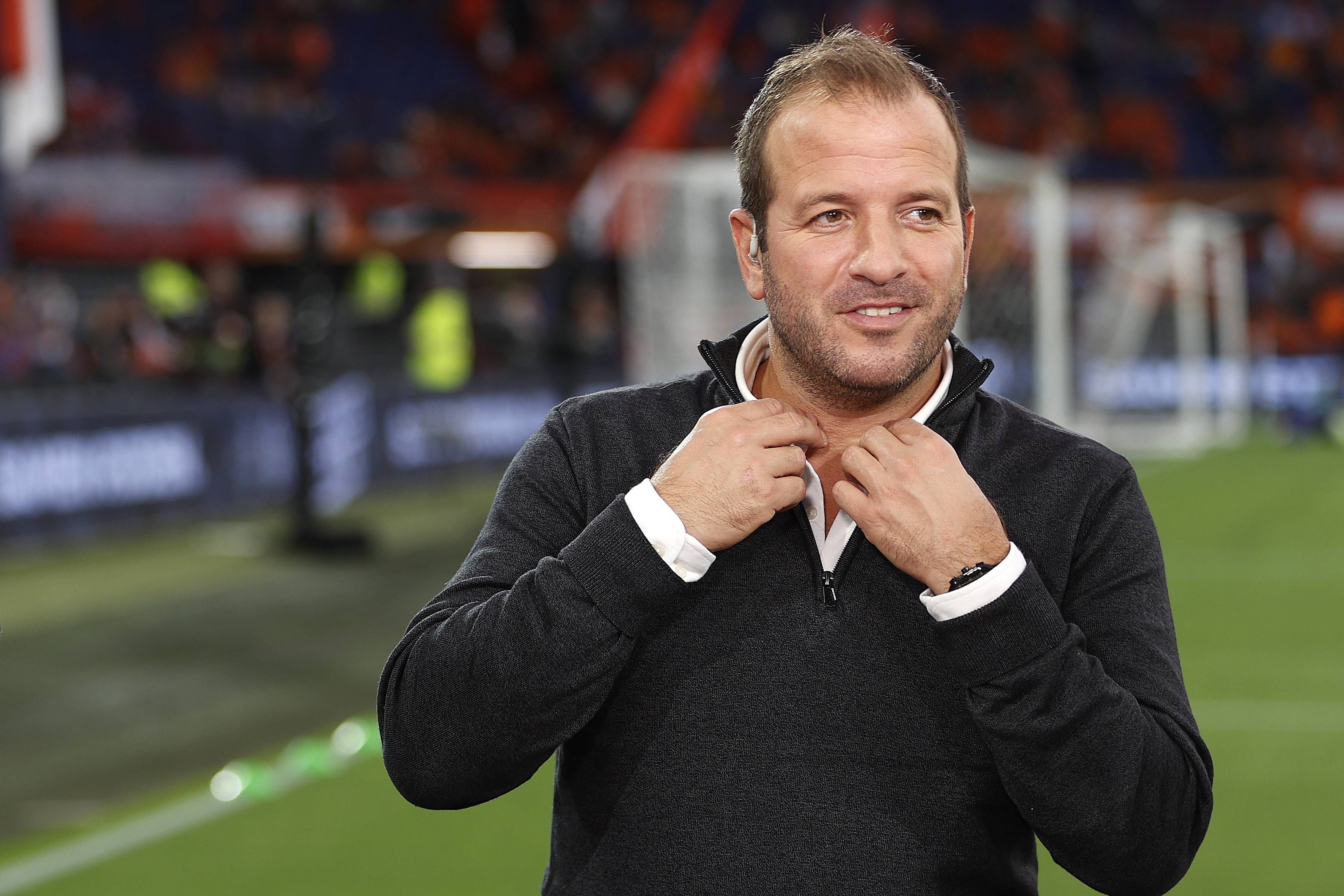 Rafael van der Vaart als TV-Experte bei einem Spiel.