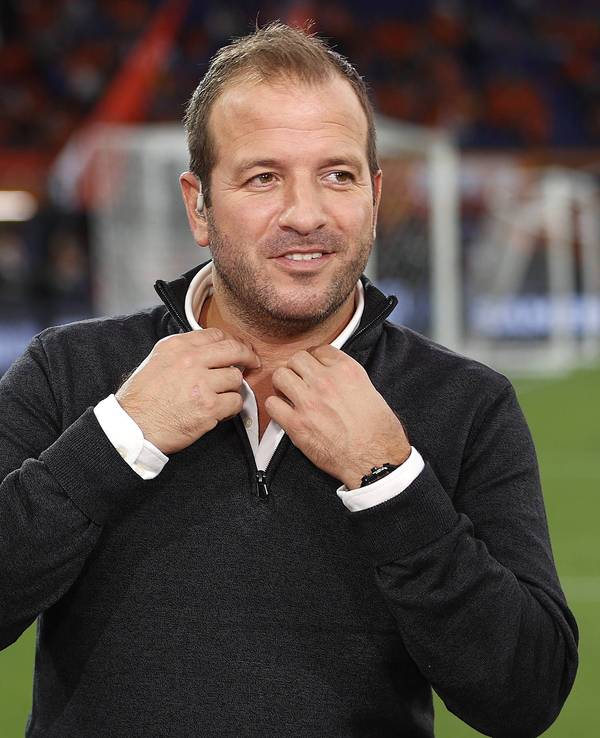Rafael van der Vaart als TV-Experte bei einem Spiel.