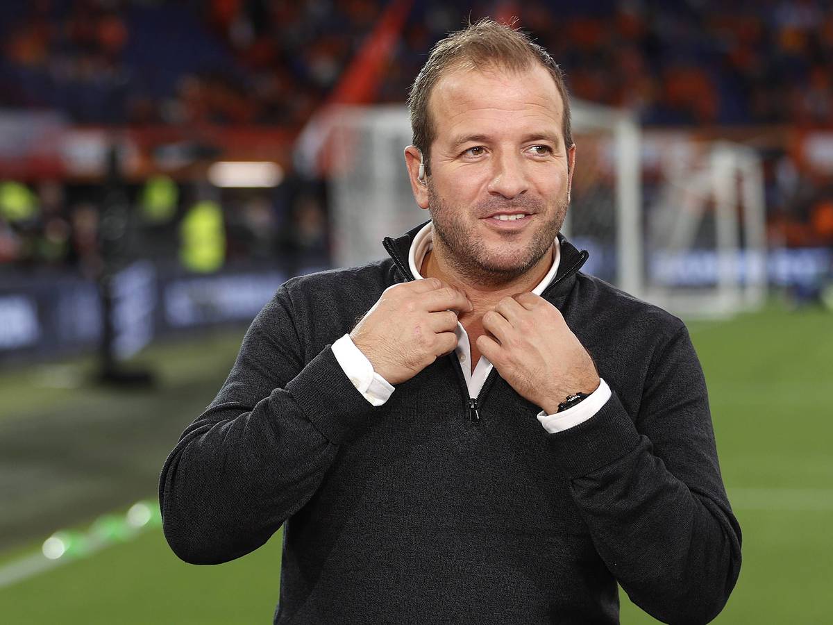 Rafael van der Vaart als TV-Experte bei einem Spiel.