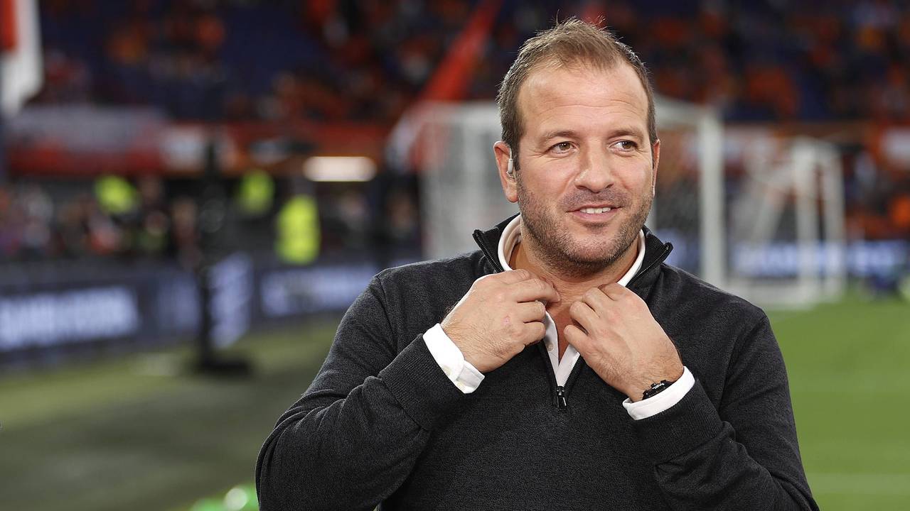 Rafael van der Vaart als TV-Experte bei einem Spiel.