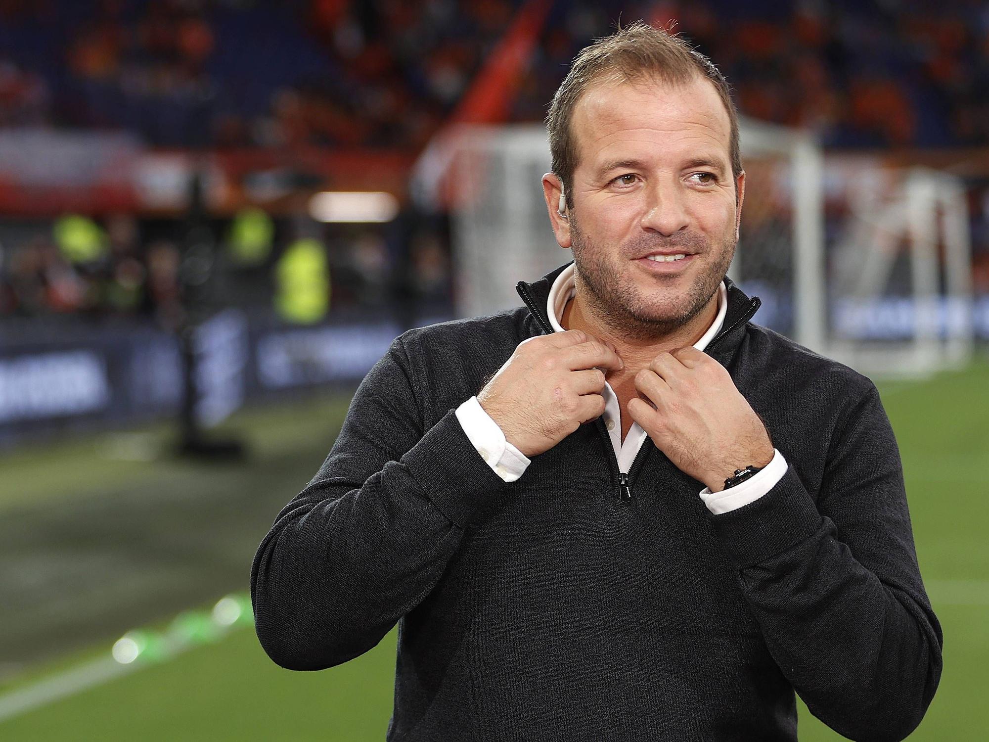 Rafael van der Vaart als TV-Experte bei einem Spiel.