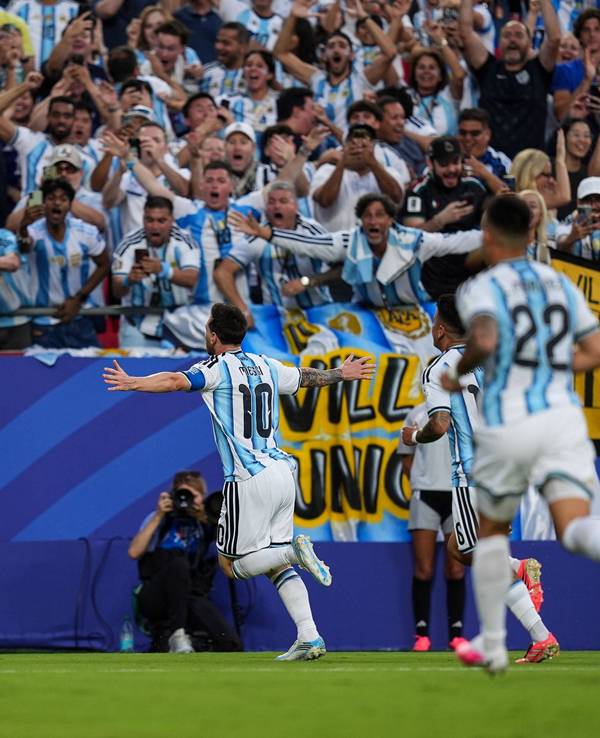 Lionel Messi bejubelt seinen Treffer zum 1:0 gegen Algerien.