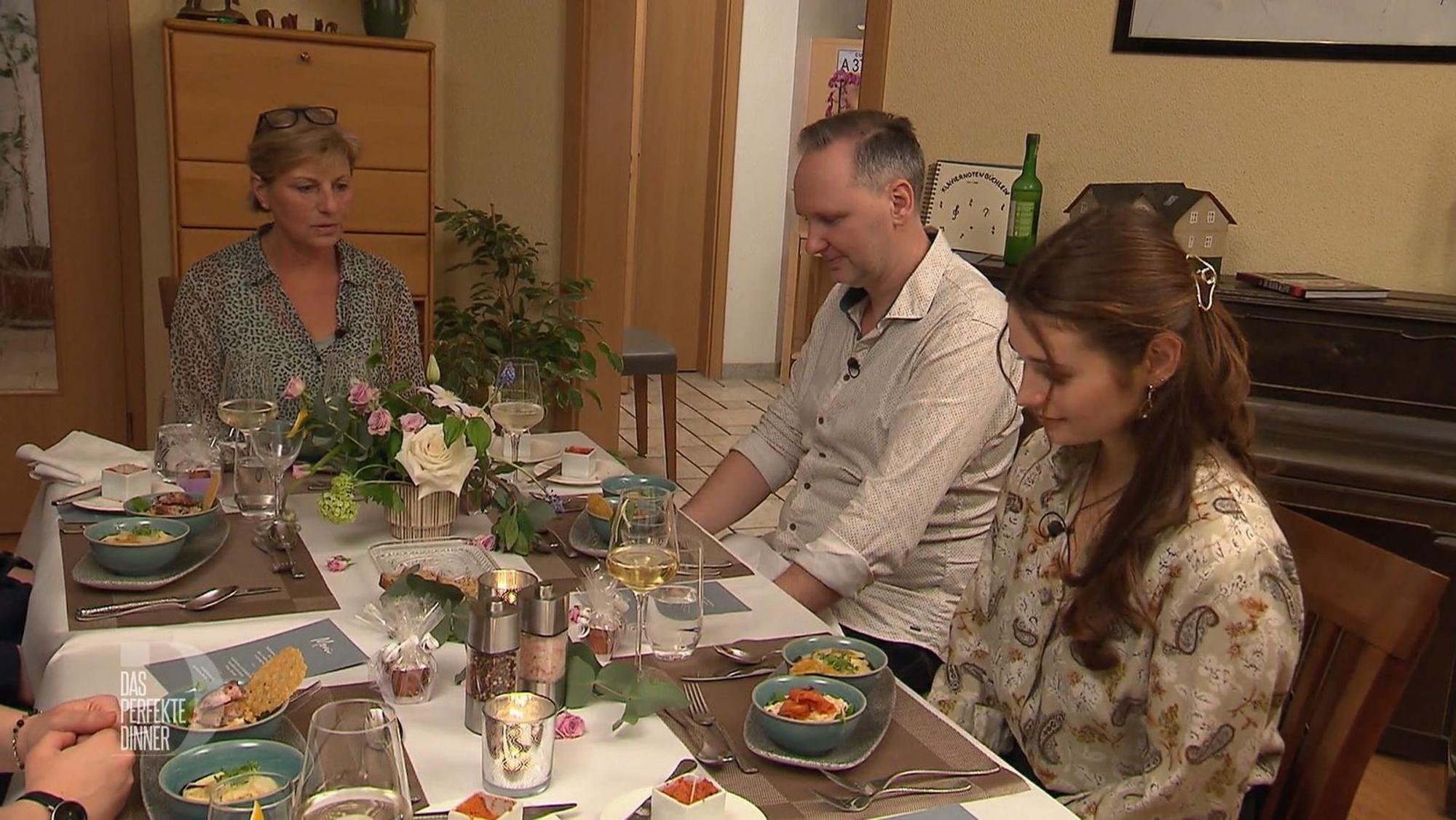So sieht der Portulak aus, wenn er appetitlich angerichtet unter Linsensalat liegt. Jens bekommt dazu Birnenspalten und selbstgeräucherten Fisch, Lisa (rechts) einen veganen Lachsersatz.
(Bild: RTL)