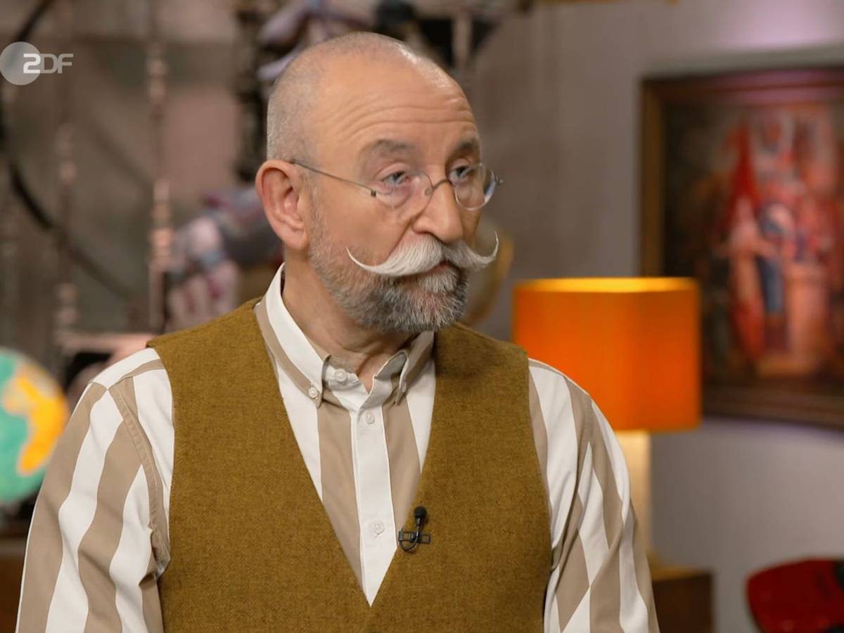 Als Horst Lichter in der Mittwochsausgabe der ZDF-Trödelshow „Bares für Rares“ erst einmal nur die Rückseite des „verrosteten Schilds“ sah, witzelte er noch: „Einmal nix.“ (Bild: ZDF)
