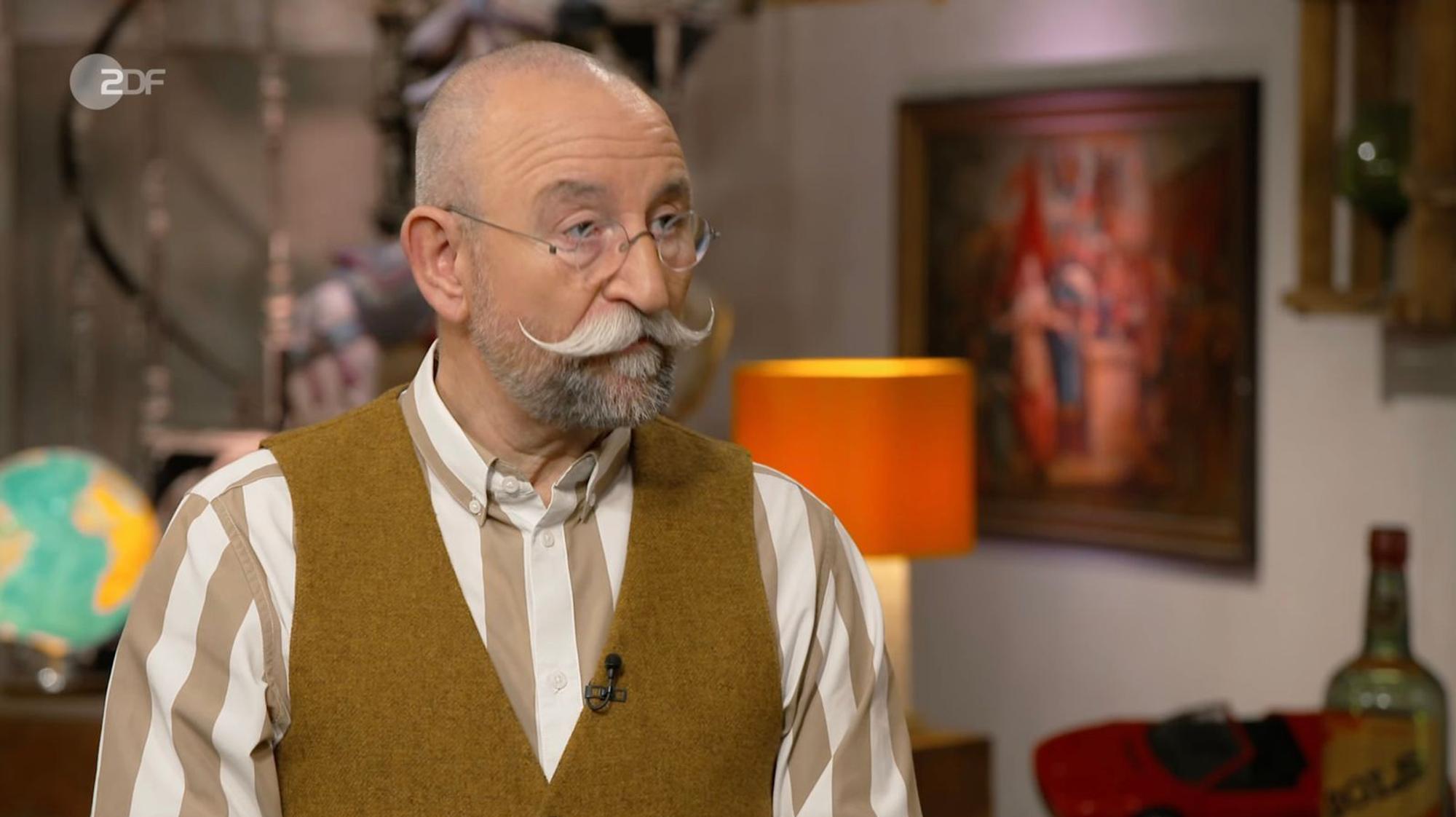 Als Horst Lichter in der Mittwochsausgabe der ZDF-Trödelshow „Bares für Rares“ erst einmal nur die Rückseite des „verrosteten Schilds“ sah, witzelte er noch: „Einmal nix.“ (Bild: ZDF)