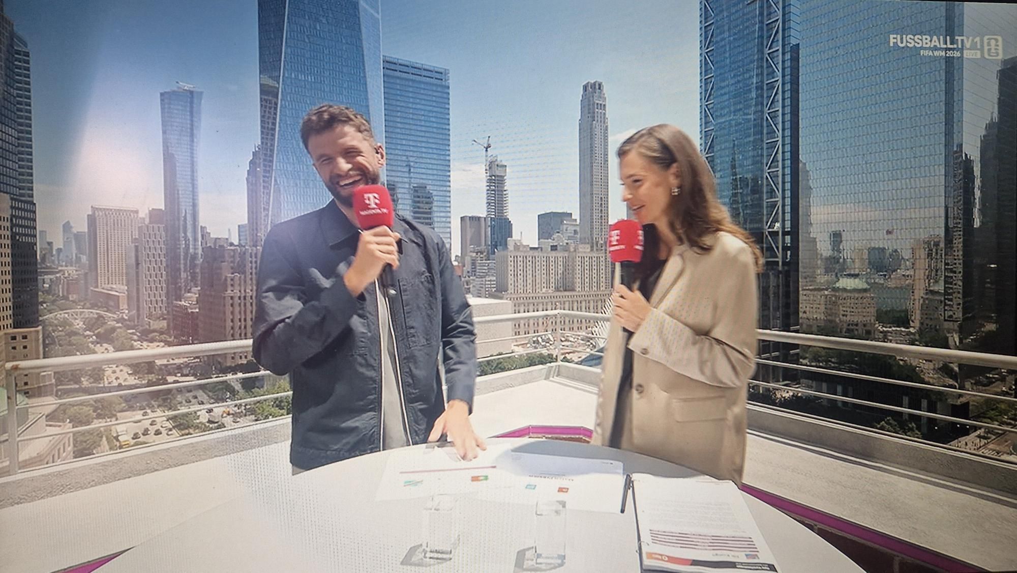 Thomas Müller und Laura Wontorra im MagentaTV-Studio in New York bei der WM 2026.