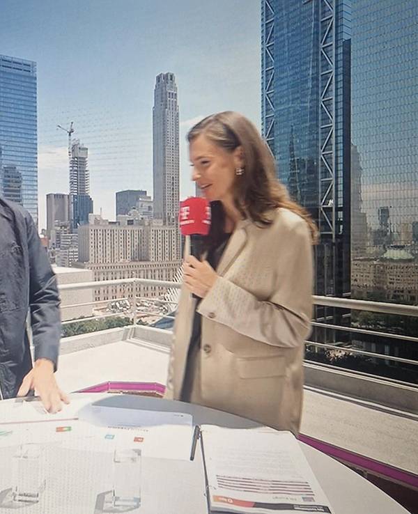 Thomas Müller und Laura Wontorra im MagentaTV-Studio in New York bei der WM 2026.