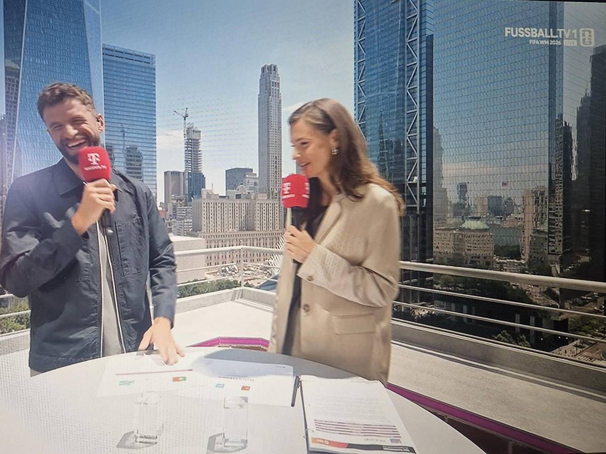 Thomas Müller und Laura Wontorra im MagentaTV-Studio in New York bei der WM 2026.