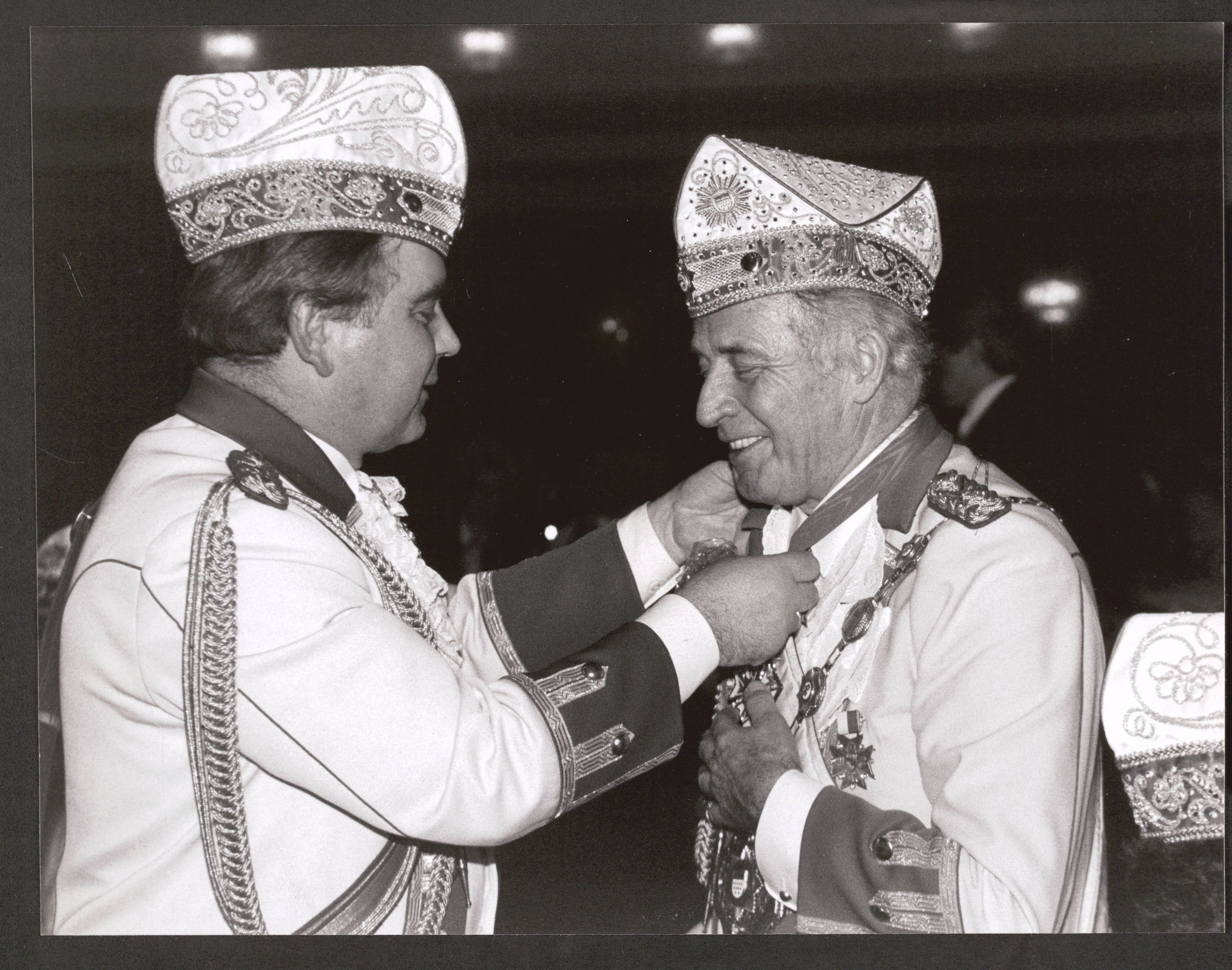 Heinz Jürgen Palm (l.) auf einem Archivfoto. Hier überreicht er einen Orden.