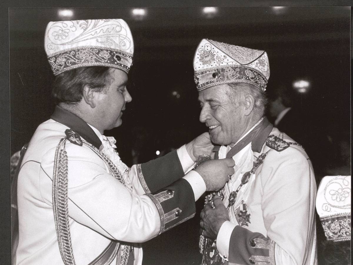 Heinz Jürgen Palm (l.) auf einem Archivfoto. Hier überreicht er einen Orden.
