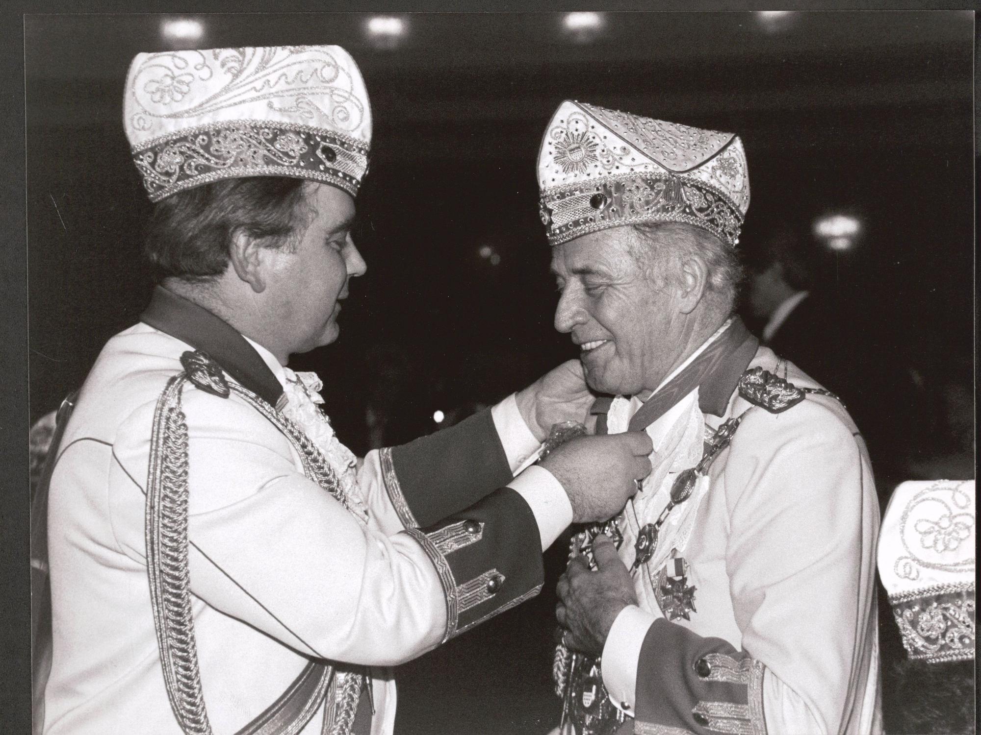 Heinz Jürgen Palm (l.) auf einem Archivfoto. Hier überreicht er einen Orden.