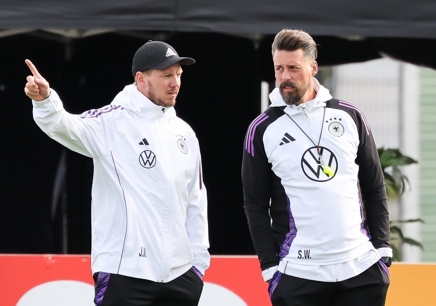 Julian Nagelsmann und Sandro Wagner beim Training der deutschen Nationalmannschaft.