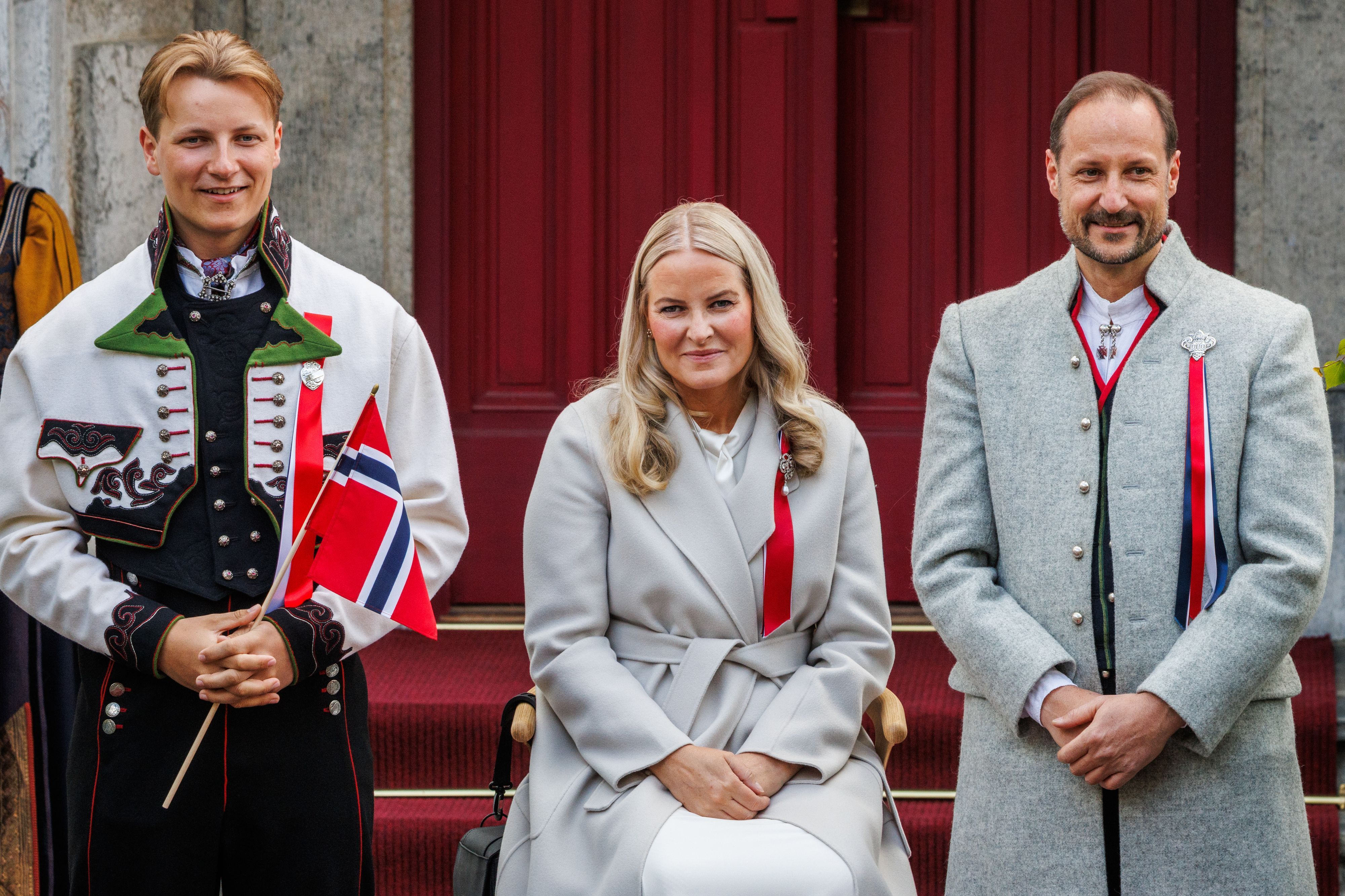 Prinz Sverre Magnus und Kronprinzessin Mette-Marit posieren.