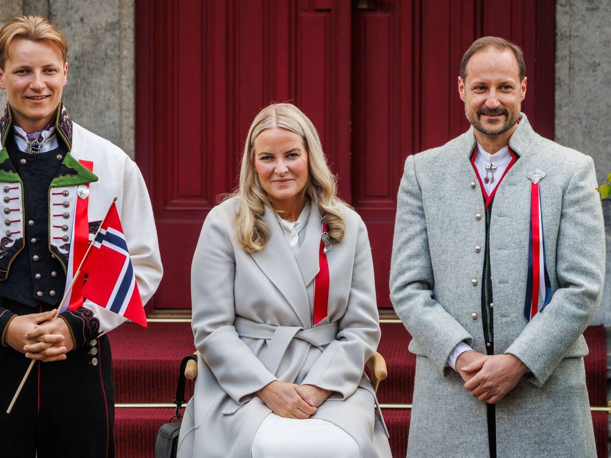 Prinz Sverre Magnus und Kronprinzessin Mette-Marit posieren.