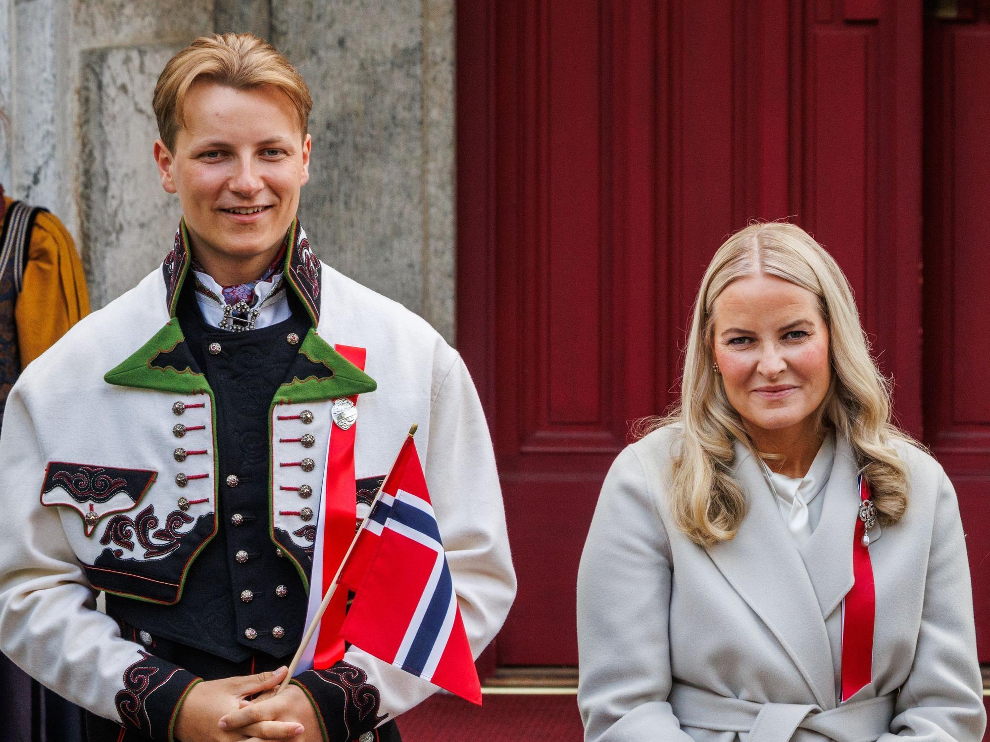 Prinz Sverre Magnus und Kronprinzessin Mette-Marit posieren.