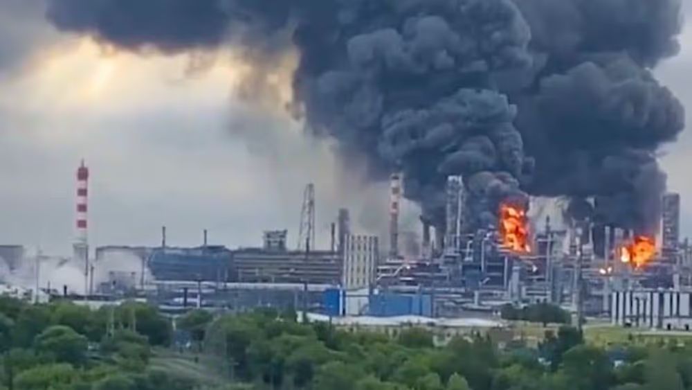 Eine Raffinierie steht in Flammen.