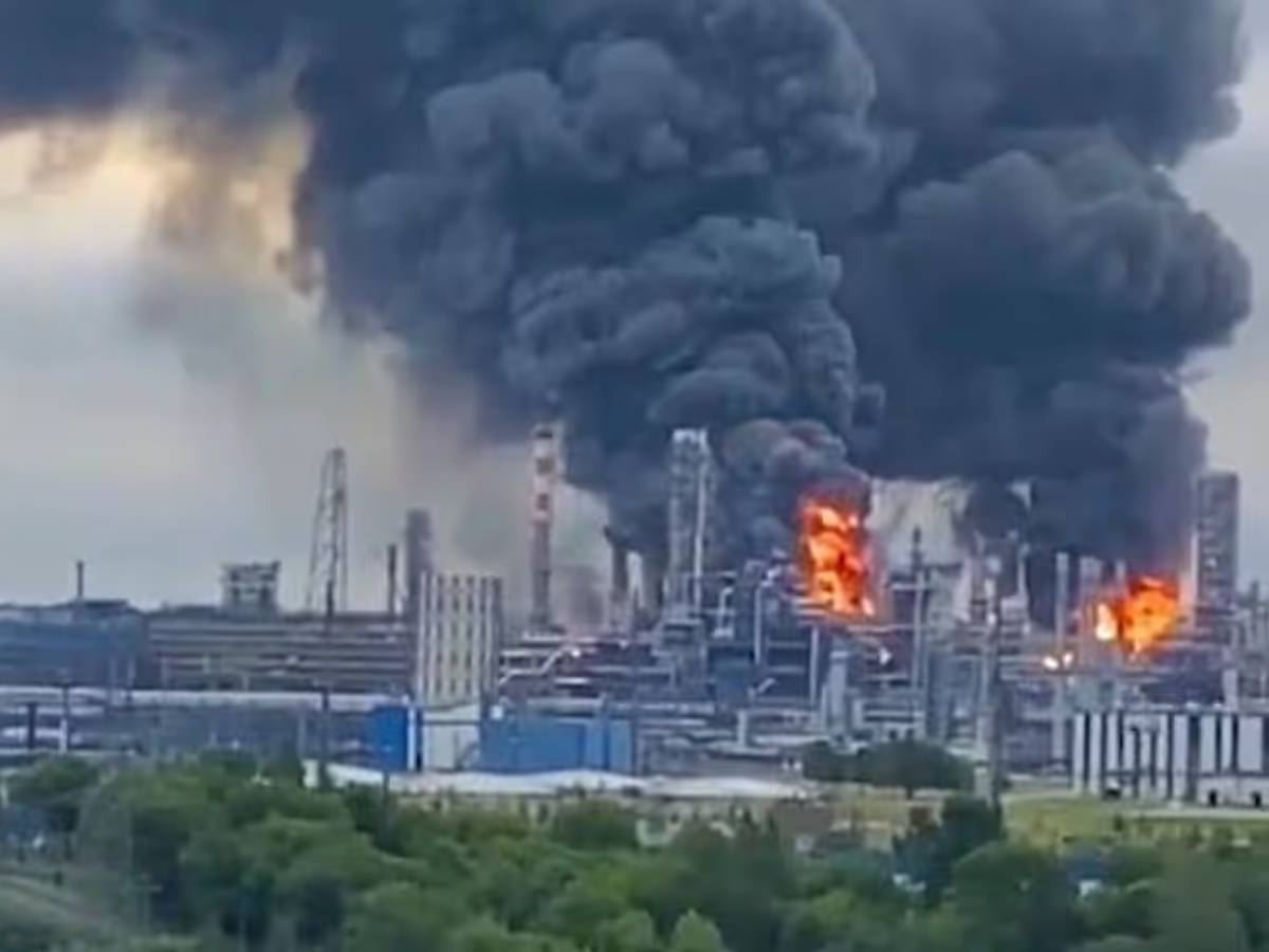 Eine Raffinierie steht in Flammen.