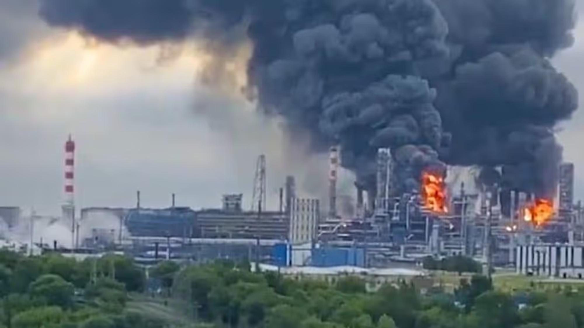 Eine Raffinierie steht in Flammen.