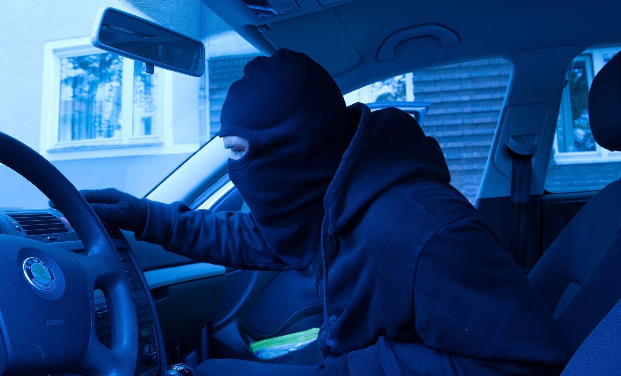 Ein Autodieb in einem Auto