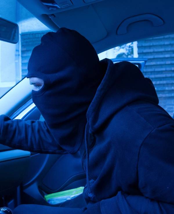 Ein Autodieb in einem Auto