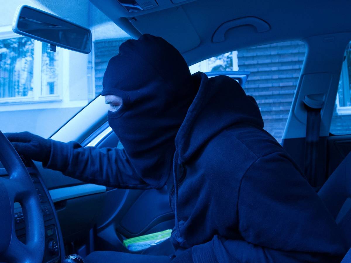 Ein Autodieb in einem Auto