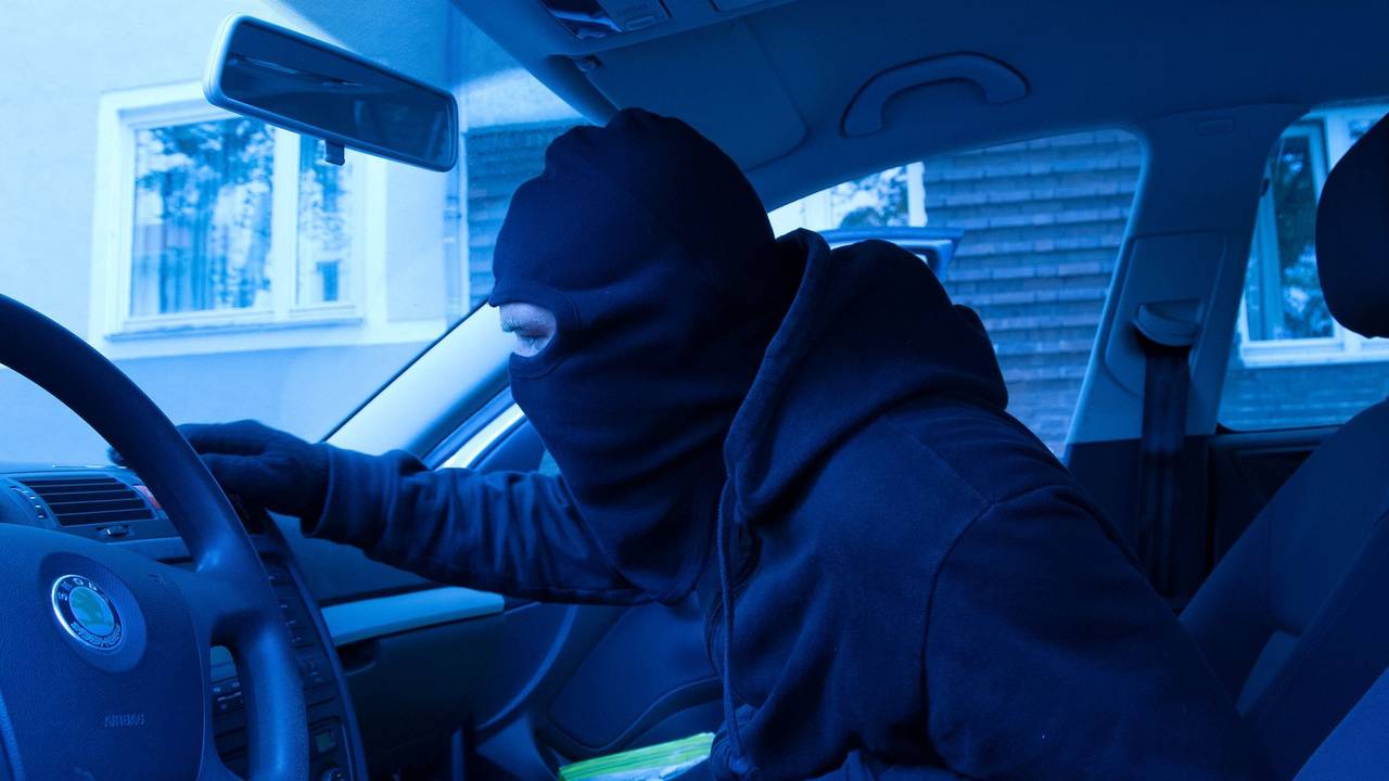 Ein Autodieb in einem Auto