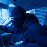 Ein Autodieb in einem Auto