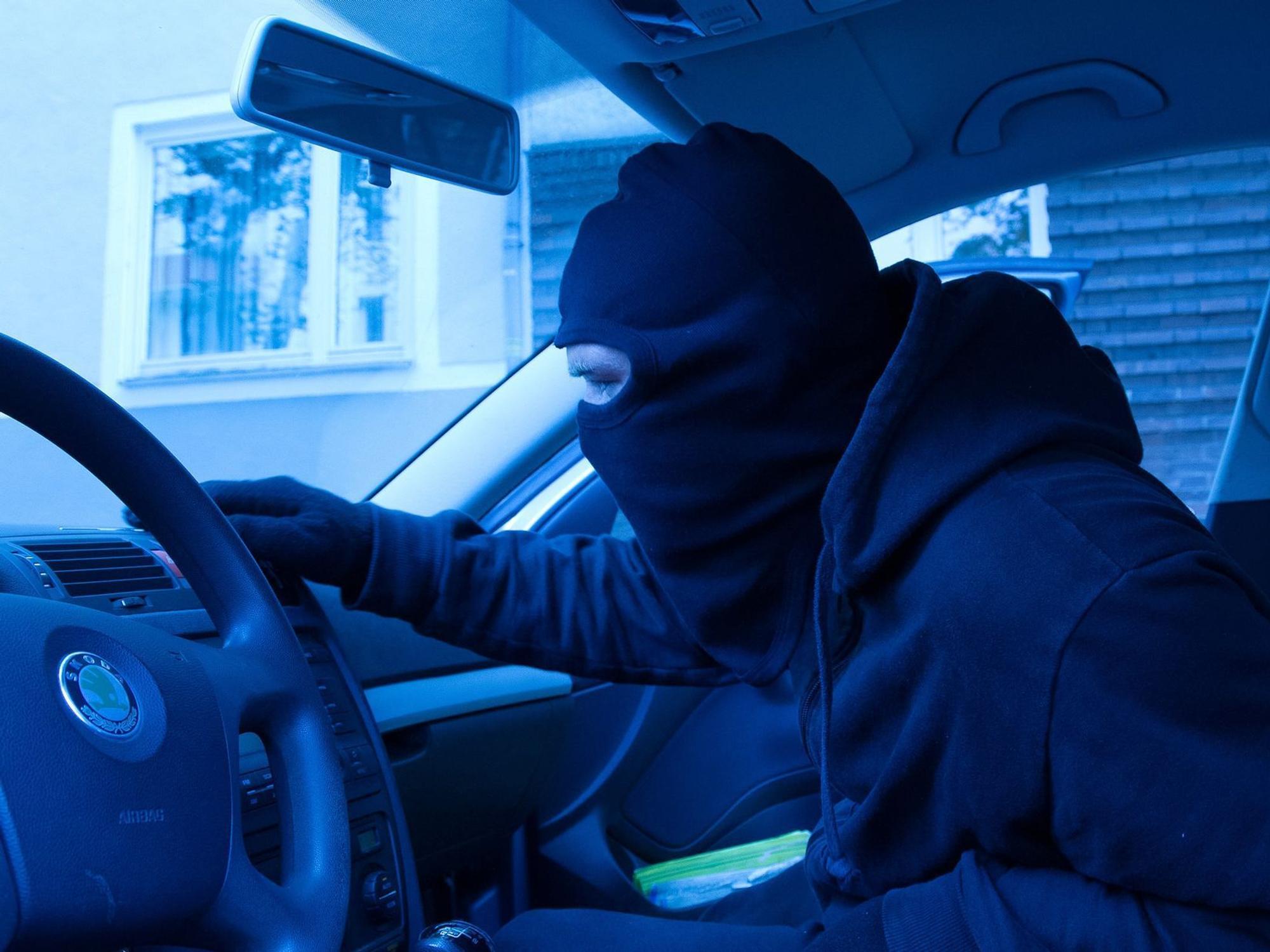 Ein Autodieb in einem Auto
